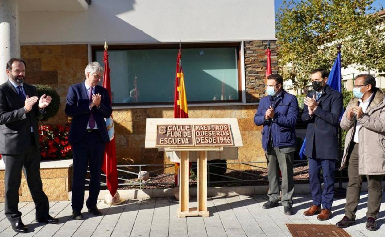 Conrado Íscar asiste al 75 aniversario de Flor de Esgueva y al descubrimiento de la placa de una nueva calle. 
