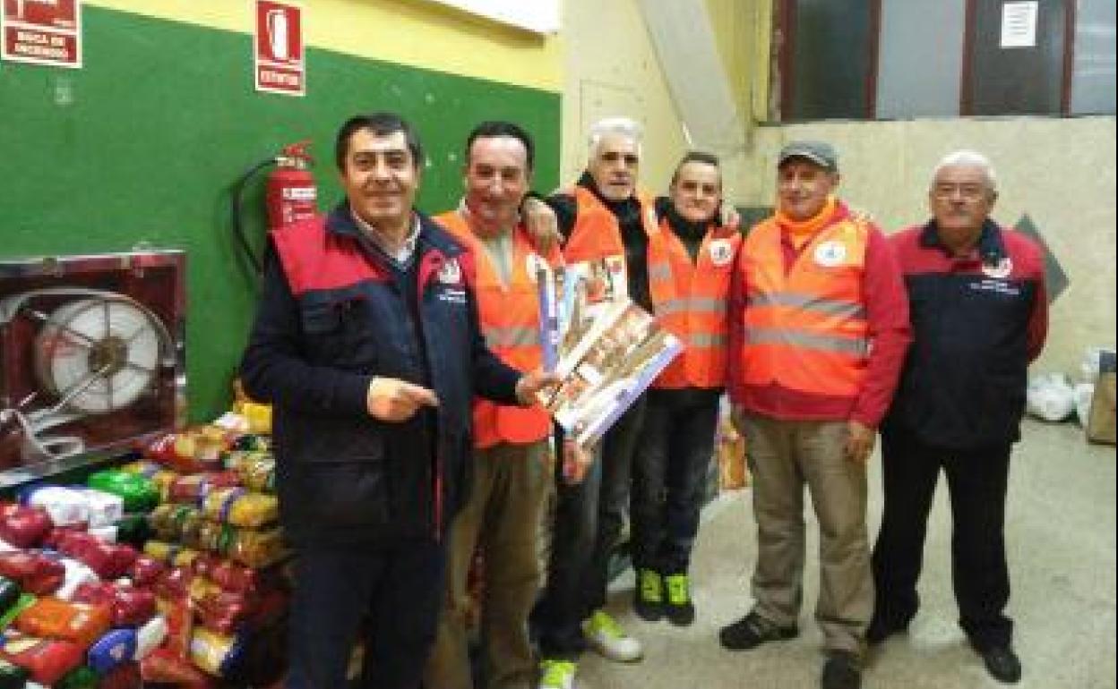 Miembros de San José Artesano que recogieron alimentos en una gala solidaria en años anteriores en Béjar.