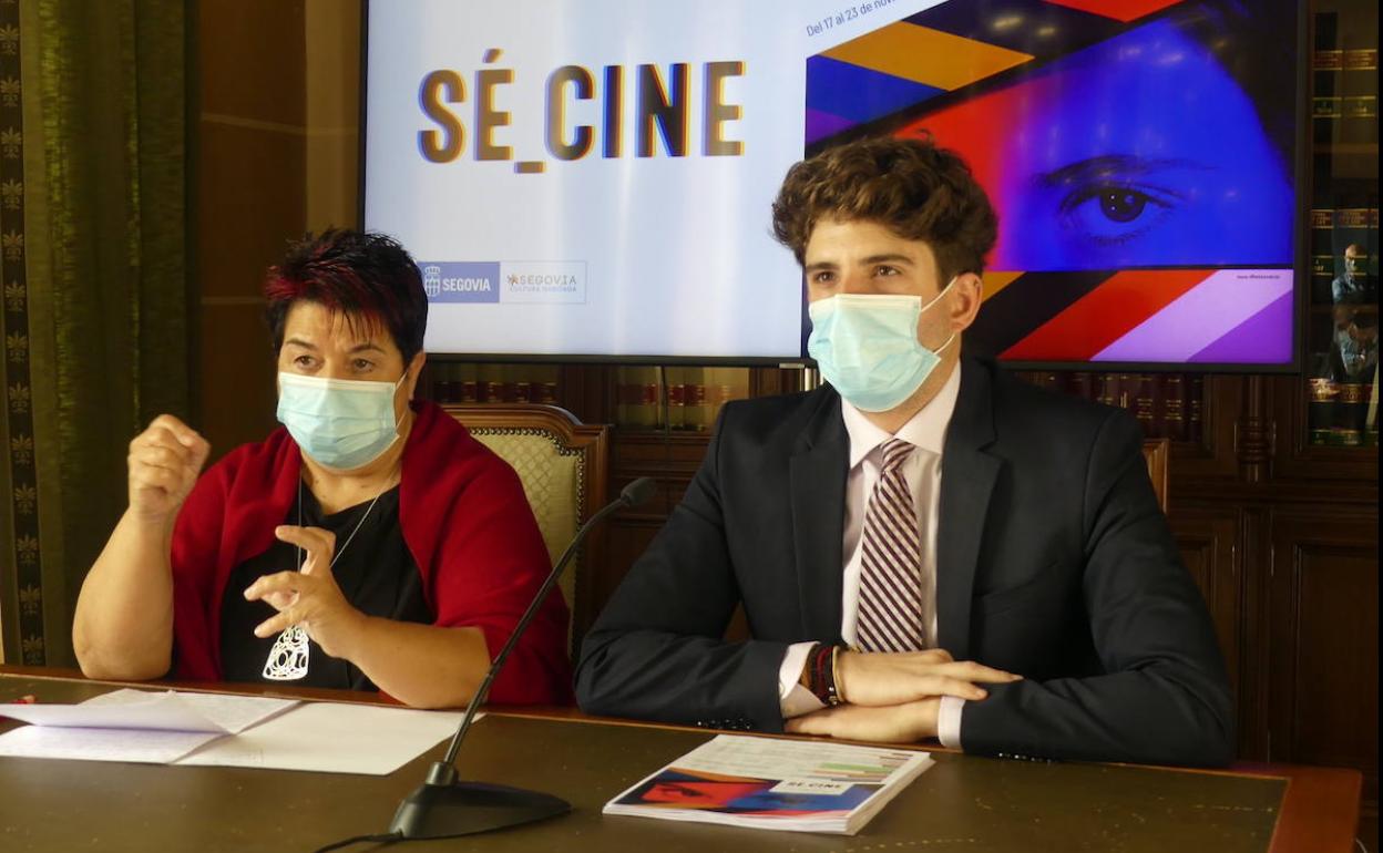 La alcaldesa de Segovia, Clara Luquero, y el concejal de Cultura, Alberto Espinar, durante la presentación de Sé_Cine, este martes. 
