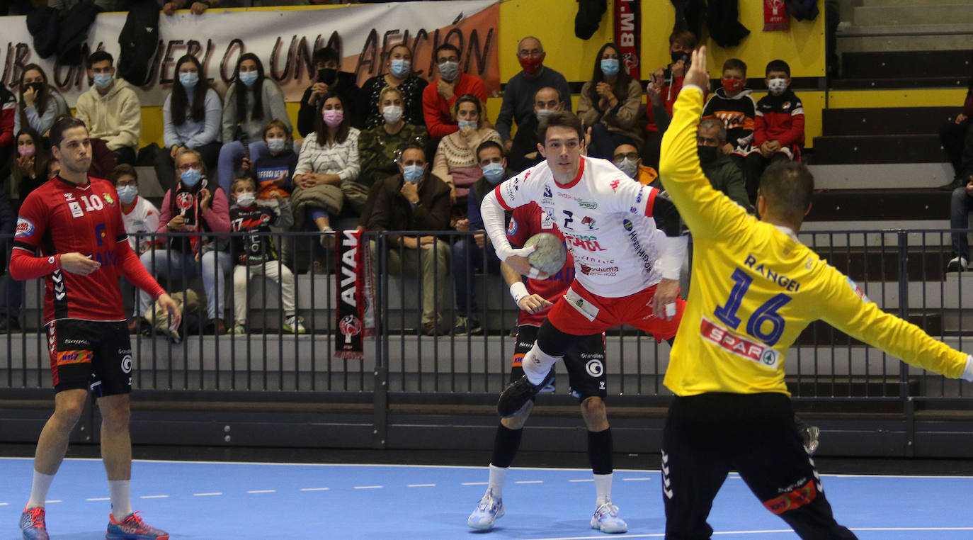 Partido de la Liga Asobal entre el Balonmano Nava y Granollers 