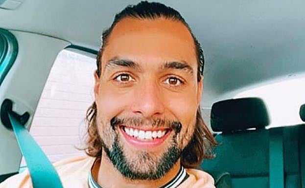 Imagen principal - Así es Rubo, exjugador del Atlético Tordesillas y nuevo soltero de &#039;La isla de las tentaciones&#039;