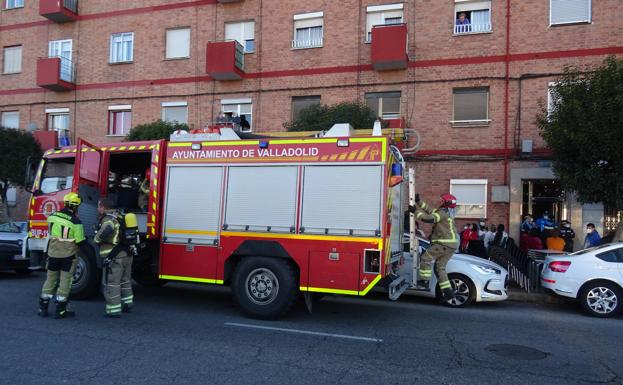 Camión de bomberos en la calle Embajadores, este miércoles por la tarde. 