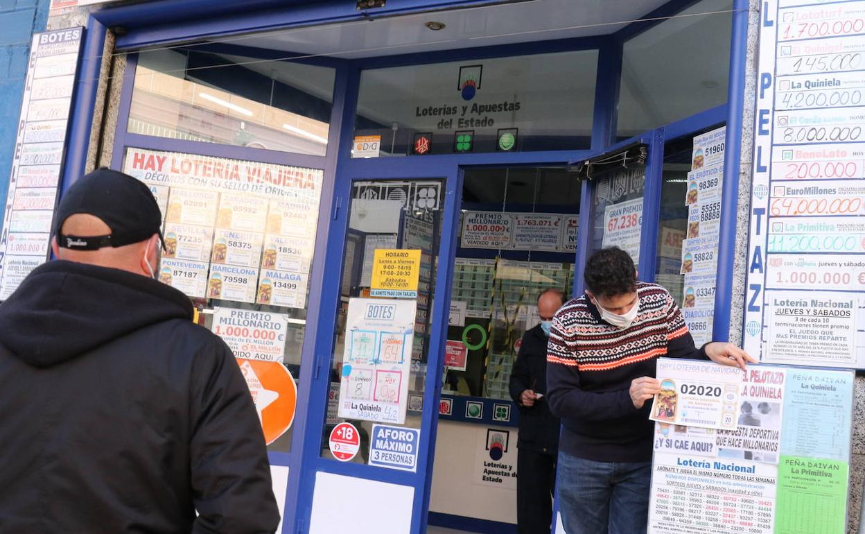 Venta de Lotería de Navidad en la Calle Verbena el año pasado. 