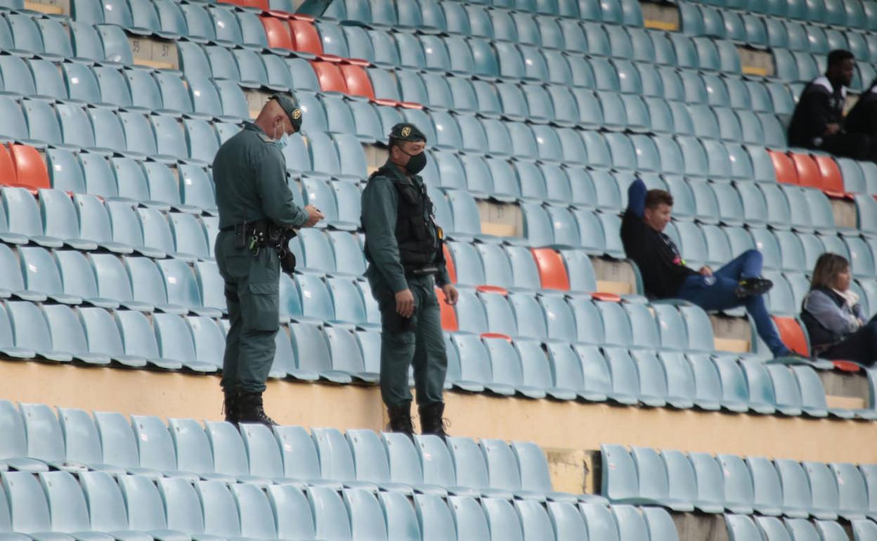 Dos agentes de la Guardia Civil, durante un encuentro del Salamanca UDS en el estadio Helmántico. . 