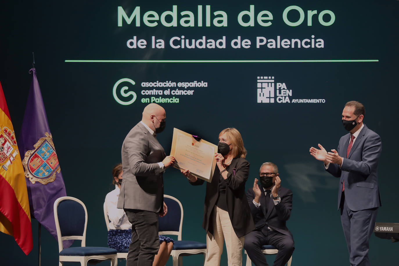 Fotos: La Asociación Contra el Cáncer de Palencia recibe la Medalla de Oro de la ciudad