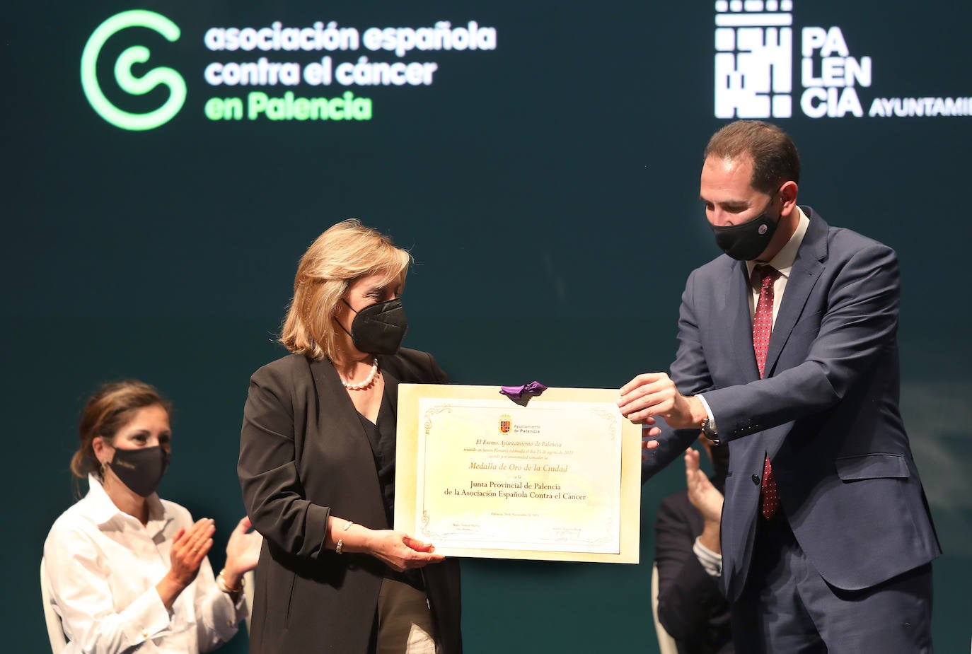 Fotos: La Asociación Contra el Cáncer de Palencia recibe la Medalla de Oro de la ciudad