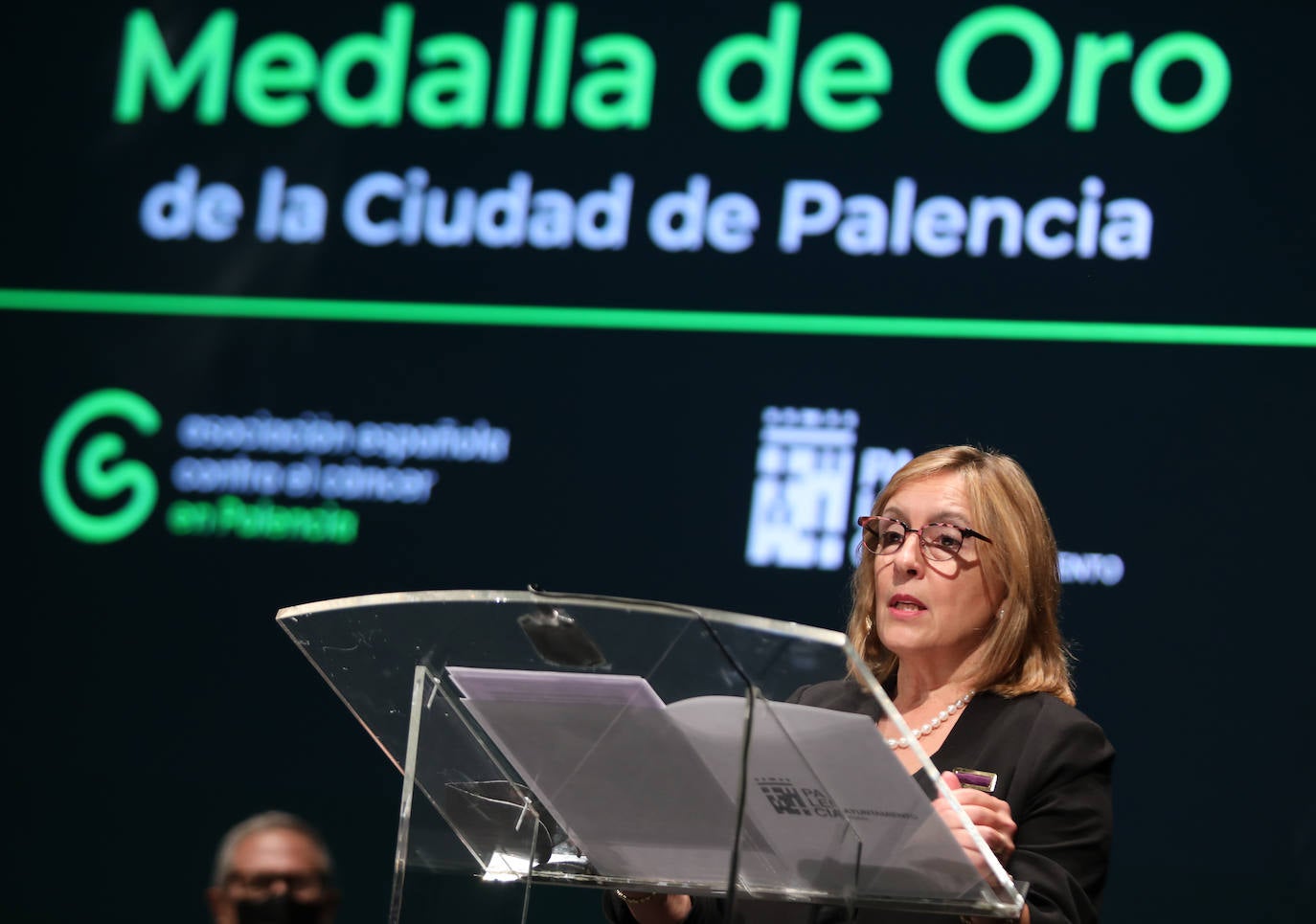 Fotos: La Asociación Contra el Cáncer de Palencia recibe la Medalla de Oro de la ciudad