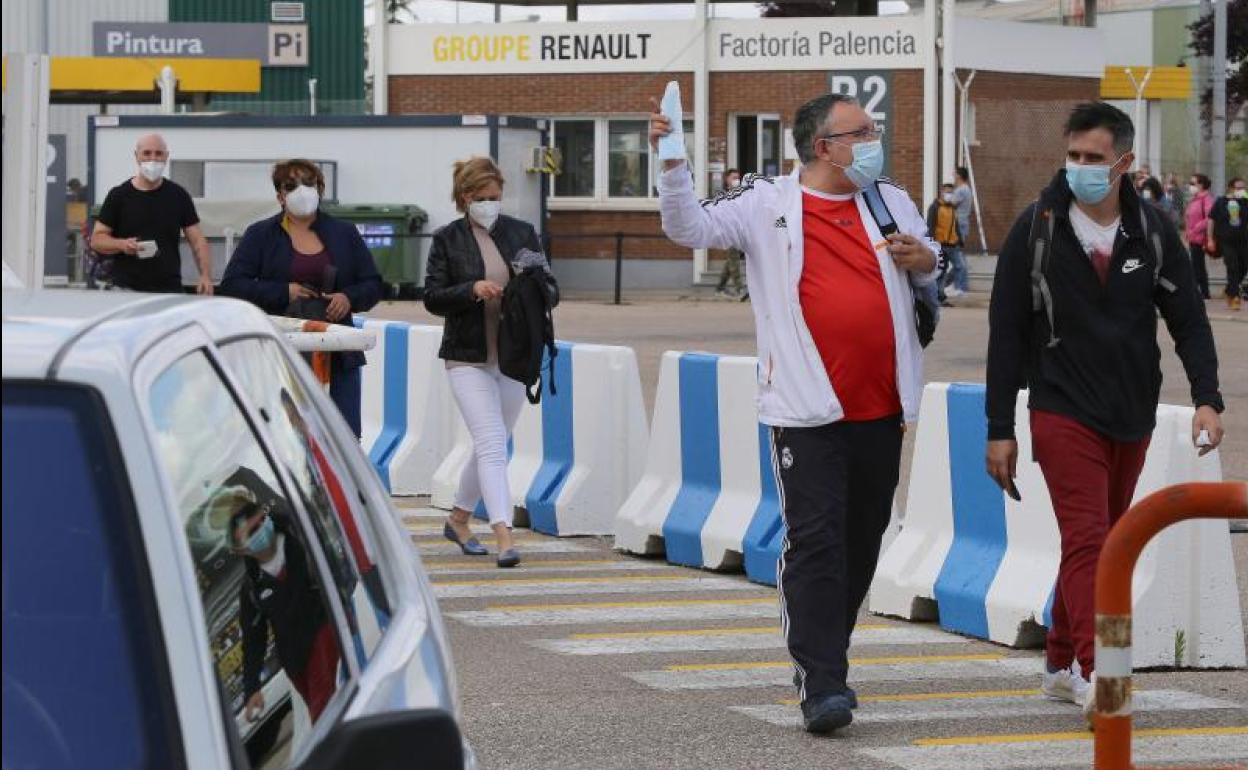 Salida de trabajadores de Renault de la factoria de Villamuriel.