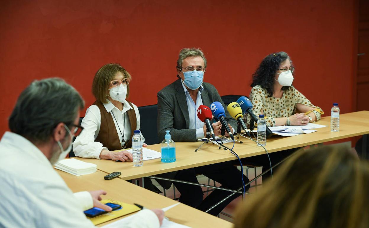 los doctores Mercedes Coloma, José Luis Almudí e Isabel Gutiérrez, durante la presentación del trabajo en el Colegio de Médicos de Valladolid. 