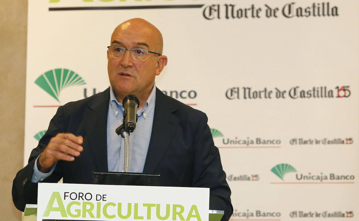 El consejero de Agricultura, Ganadería y Desarrollo Rural, Jesús Julio Carnero.