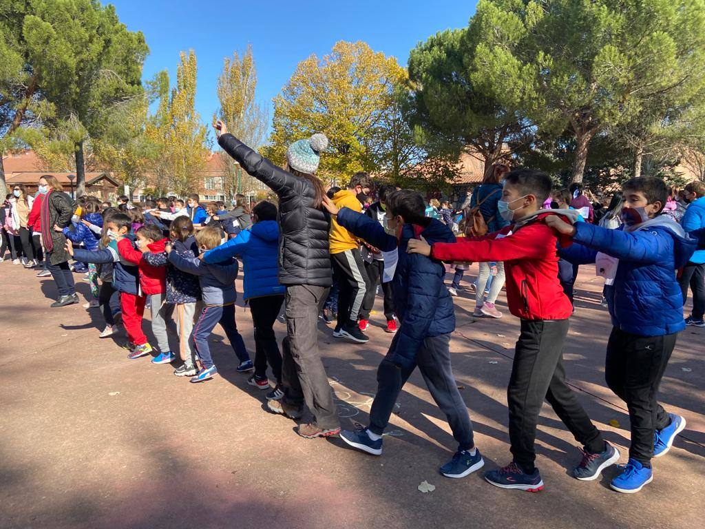 Fotos: Los alumnos del CEIP Parque Alameda bailan contra la obesidad