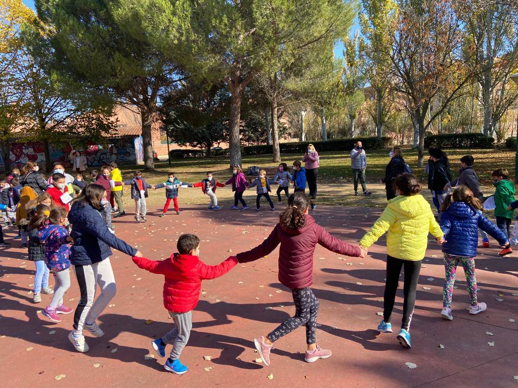 Fotos: Los alumnos del CEIP Parque Alameda bailan contra la obesidad