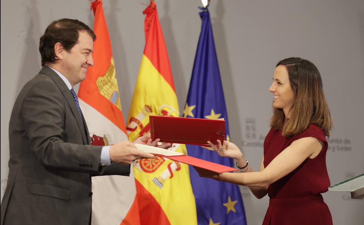 Alfonso Fernández Mañueco y Ione Belarra intercambian documentación. 