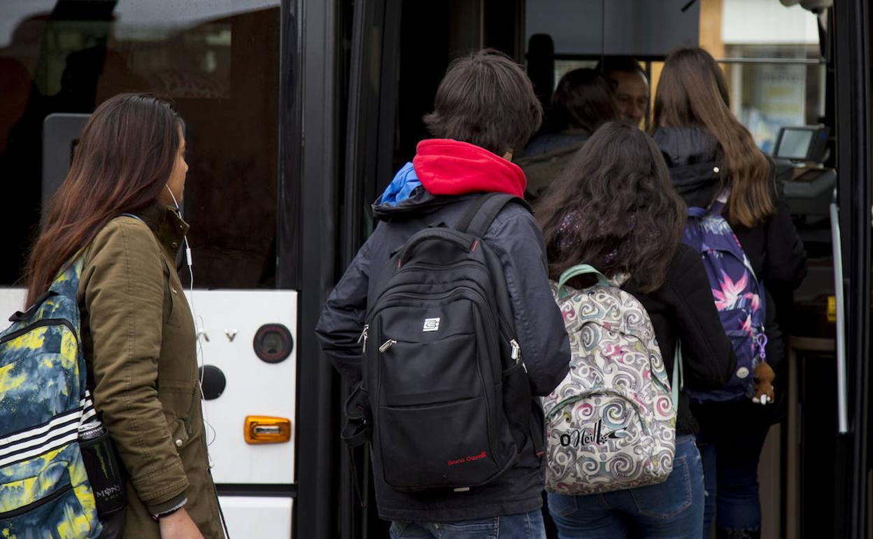 Un grupo de estudiantes se suben a un autobús en el campus Miguel Delibes de Valladolid.