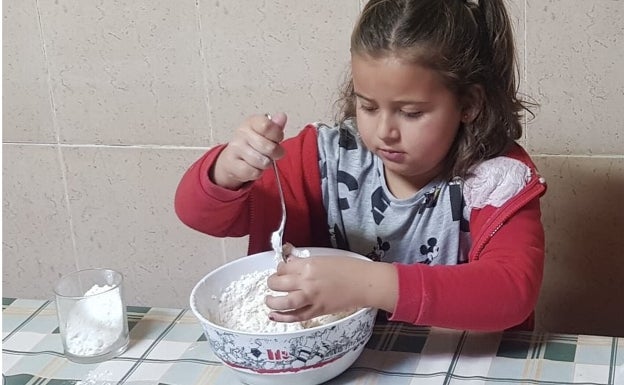 Imagen principal - Nora en varios momentos de la elaboración de su pizza 