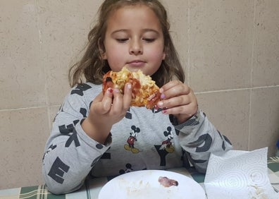 Imagen secundaria 1 - Nora en varios momentos de la elaboración de su pizza 