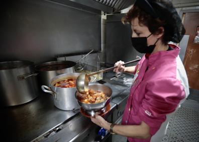 Imagen secundaria 1 - Pablo Ignacio Rodríguez está dispuesto a degustar las alubias que ha cocinado Yolanda Manchón en La Posada del Cazador, de Cubillas de Santa Marta.