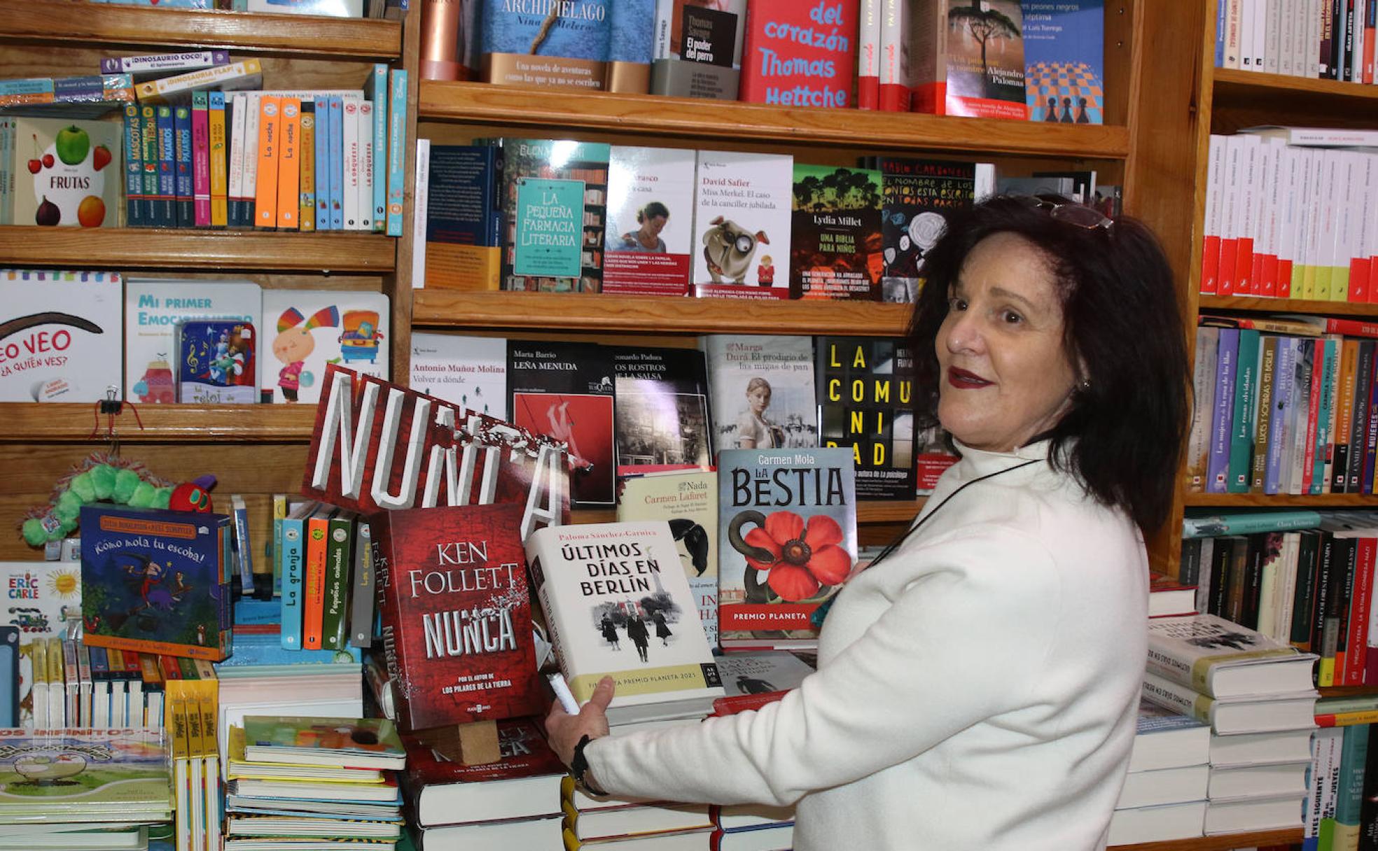 Blanca García, de la librería Antares, posa con varios ejemplares de libros.