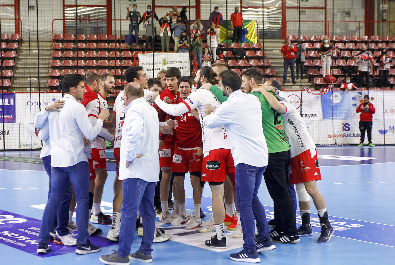 Victoria del Balonmano Nava en Torrelavega 