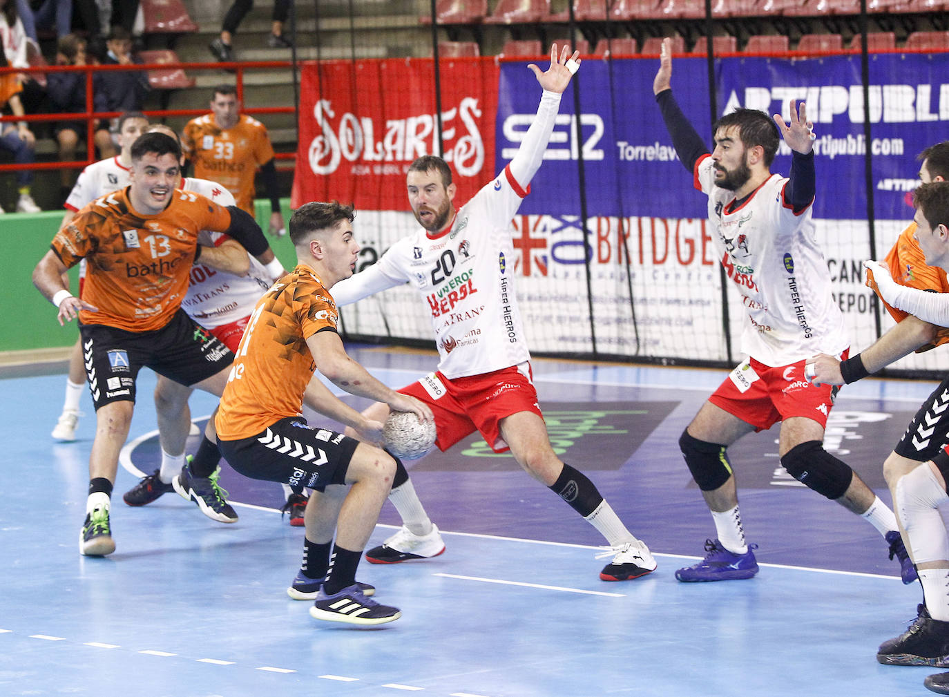 Victoria del Balonmano Nava en Torrelavega 