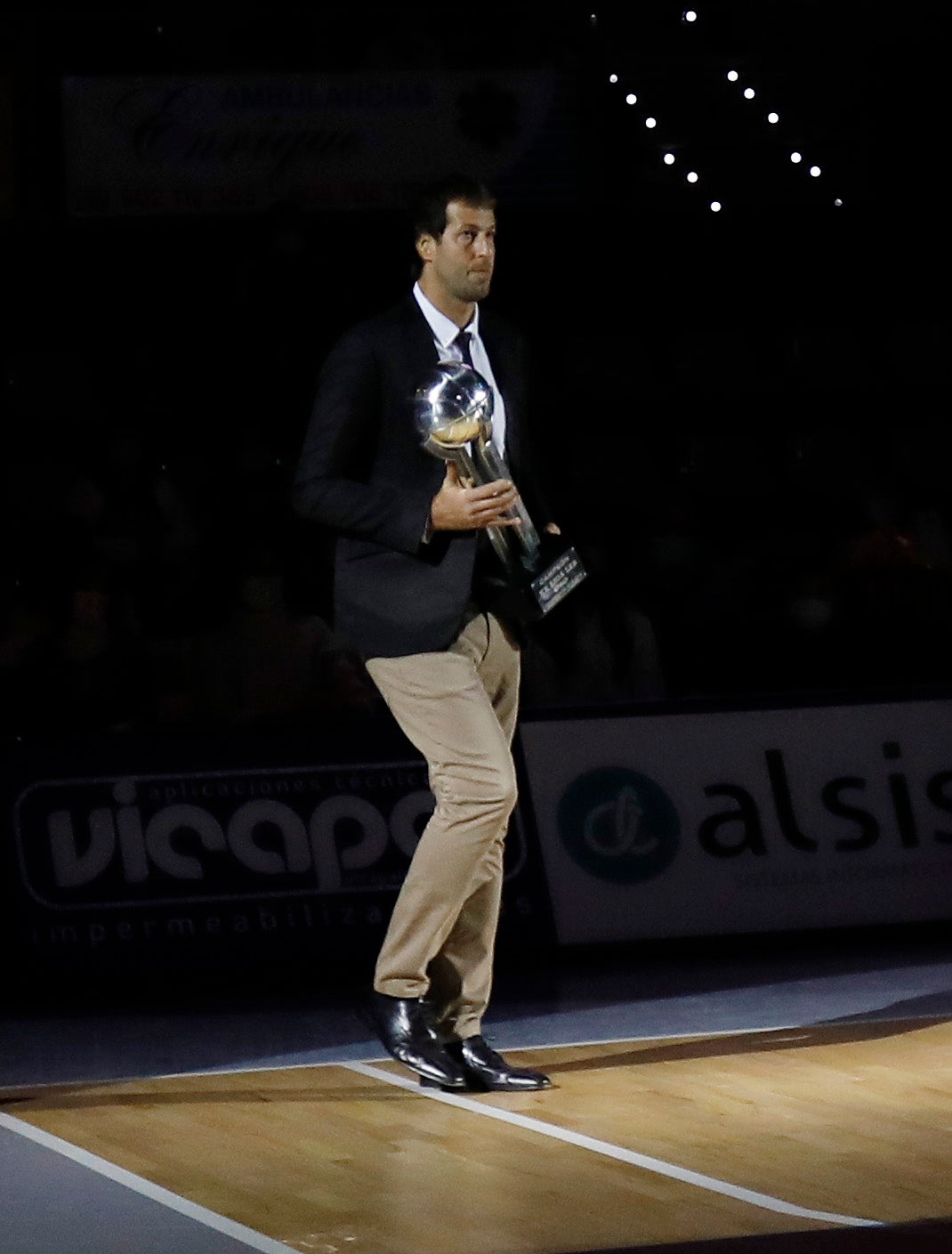 El descanso del partido ante el Gipuzkoa sirvió para homenajear a Fernando Martínez Zulaica y brondar apoyo y cariño a su familia. 