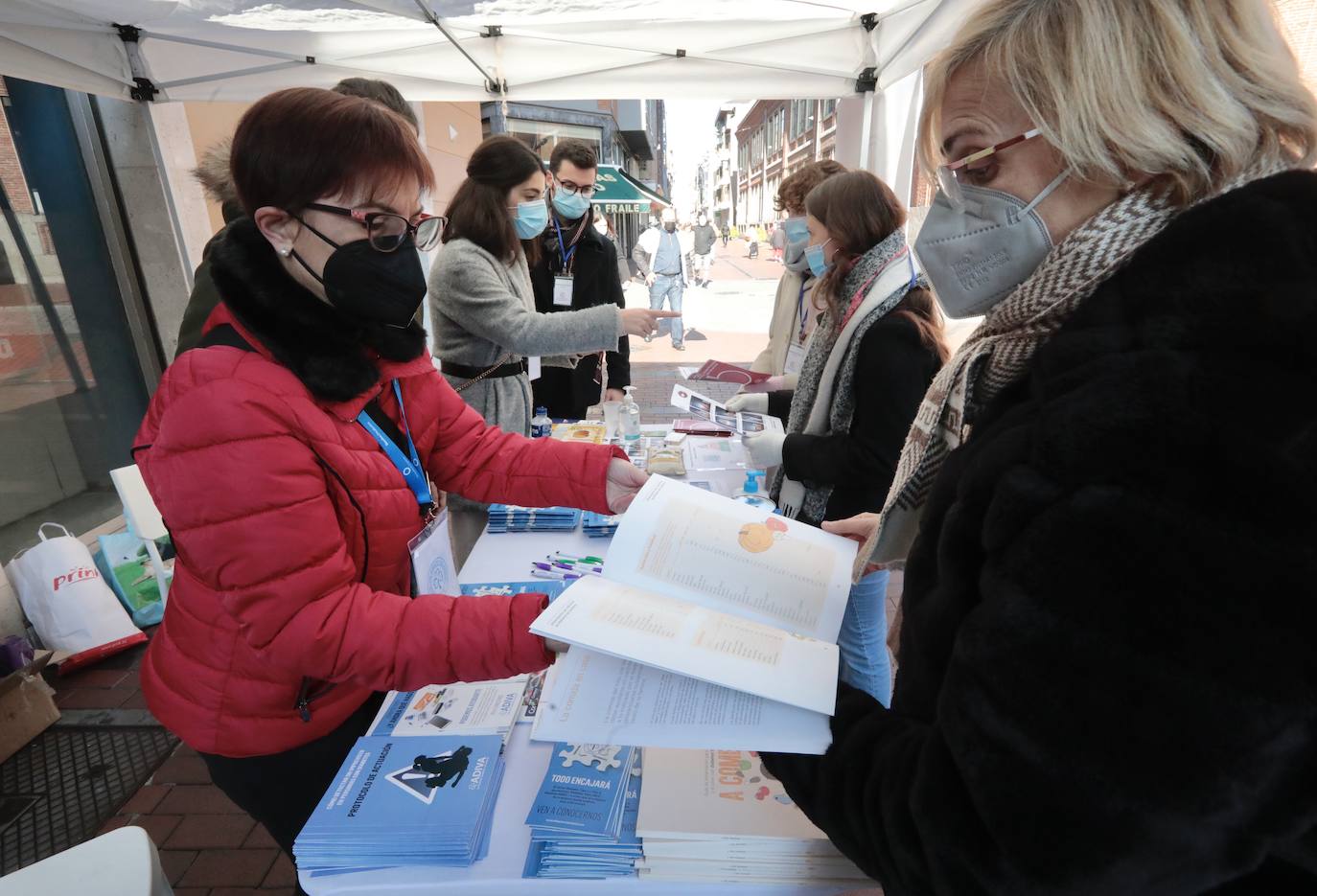 Mesa informativa en Plaza de España.