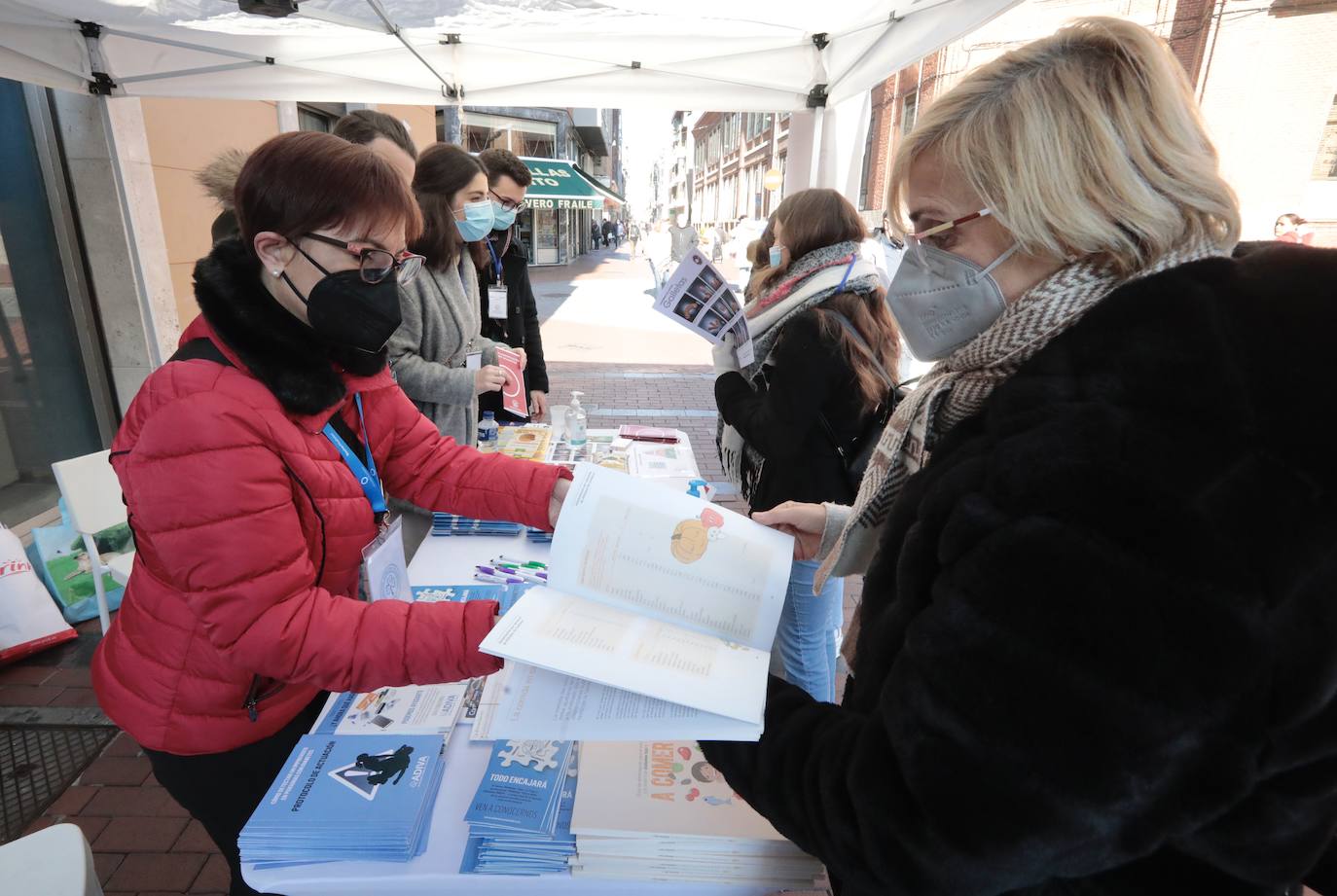 Mesa informativa en Plaza de España.