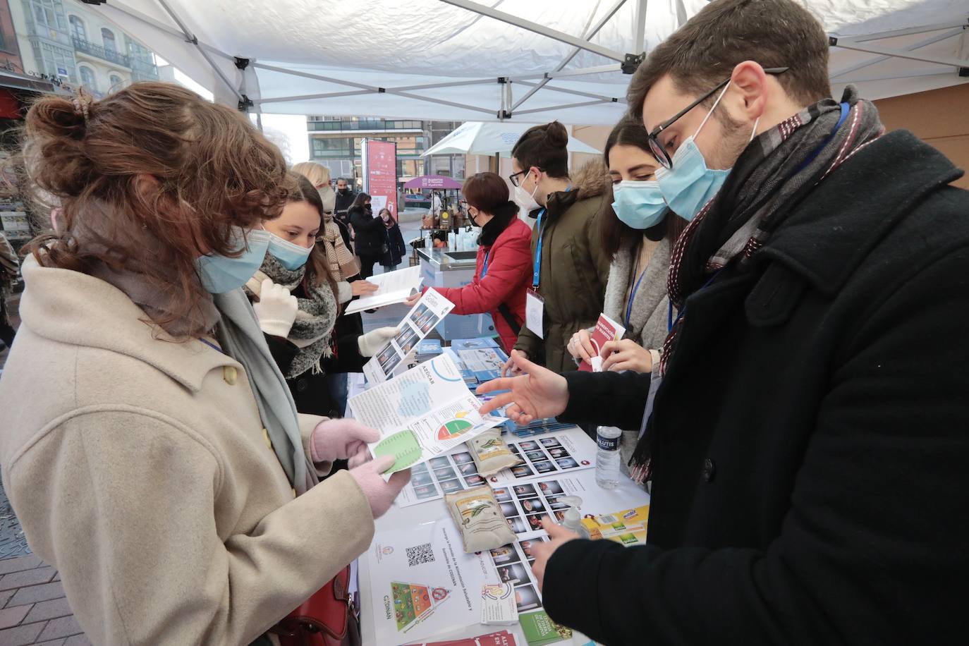 Mesa informativa en Plaza de España.