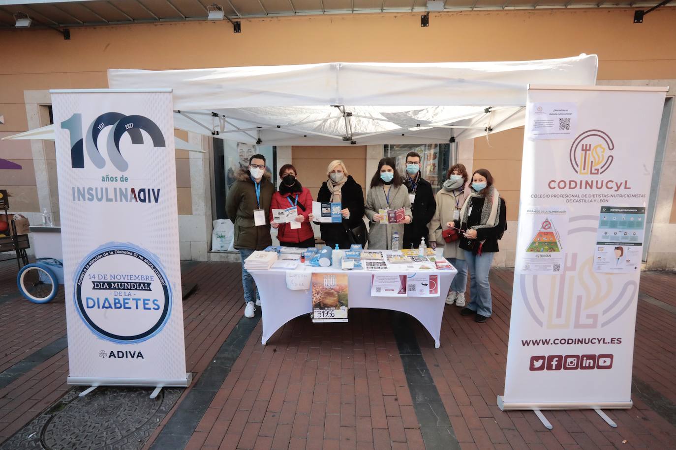 Mesa informativa en Plaza de España.