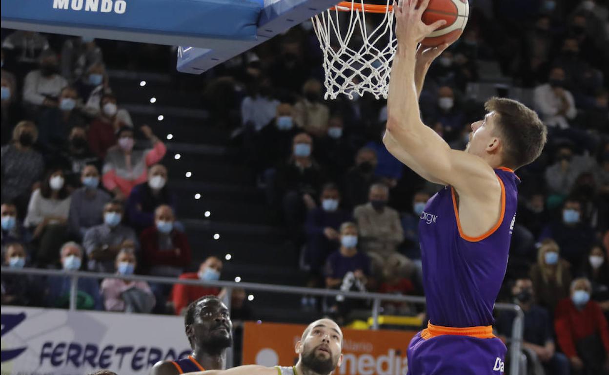 Chumi Ortega anota con comodidad ante el Gipuzkoa. 