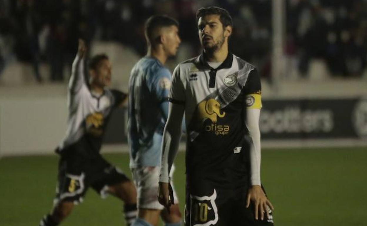 Carlos de la Nava, en la imagen durante el partido ante el Celta B en el Reina Sofía, no ha viajado tras no superar sus dolores en la espalda. 