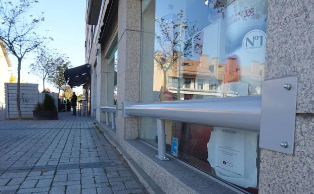 Protecciones contra los alunizajes en la farmacia de la calle Alcaparra. 