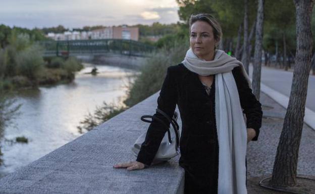 Odile Rodríguez de la Fuente posa para la entrevista ante el río Manzanares, en la capital de España. fotograf