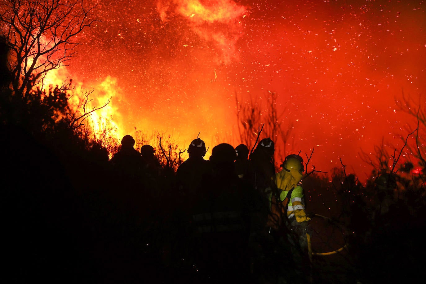 Un incendio sorprende por su virulencia en la Sierra de Francia. 