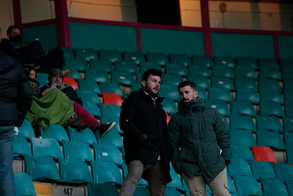 Primer partido en el Helmántico tras el reparto de abonos gratuitos del Salamanca CF UDS, con mejor entrada por parte de una afición que volvió a irse a casa sin cantar gol