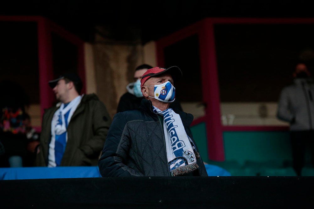 Primer partido en el Helmántico tras el reparto de abonos gratuitos del Salamanca CF UDS, con mejor entrada por parte de una afición que volvió a irse a casa sin cantar gol