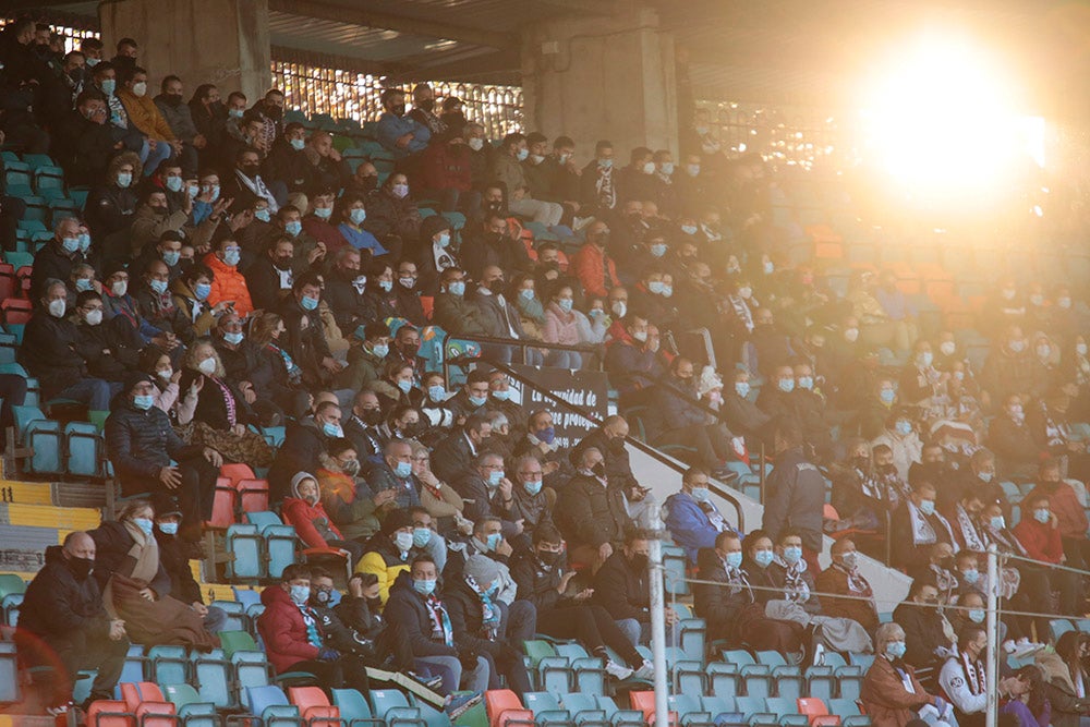 Primer partido en el Helmántico tras el reparto de abonos gratuitos del Salamanca CF UDS, con mejor entrada por parte de una afición que volvió a irse a casa sin cantar gol