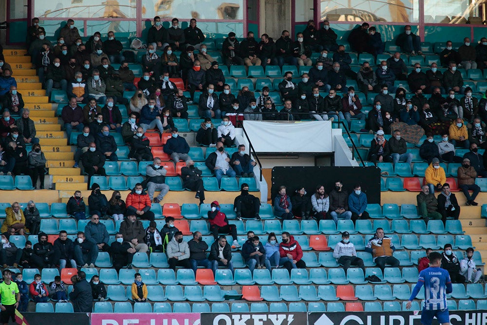 Primer partido en el Helmántico tras el reparto de abonos gratuitos del Salamanca CF UDS, con mejor entrada por parte de una afición que volvió a irse a casa sin cantar gol