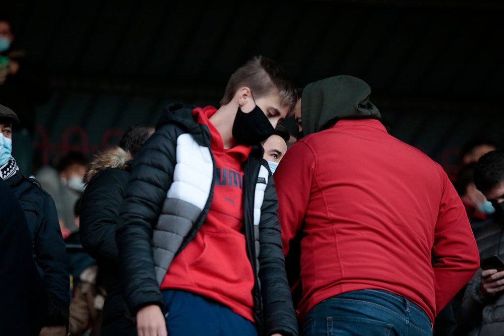 Primer partido en el Helmántico tras el reparto de abonos gratuitos del Salamanca CF UDS, con mejor entrada por parte de una afición que volvió a irse a casa sin cantar gol