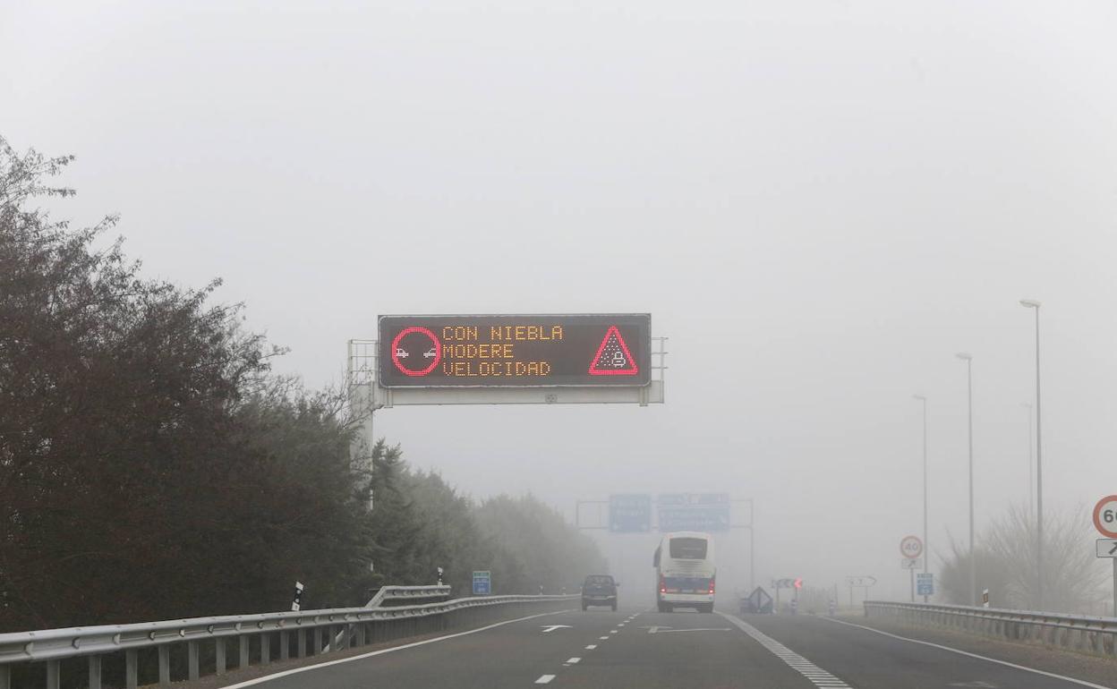Un cartel luminoso advierte de la presencia de niebla en una carretera de la región.