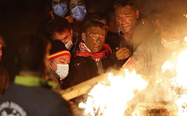 Encendido del fuego en el armazón que se coloca en la cabeza del toro.