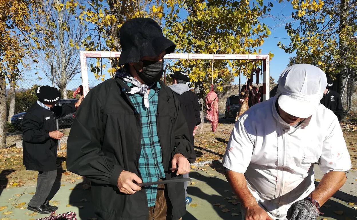 Un momento del despiece y preparación de los productos de la matanza