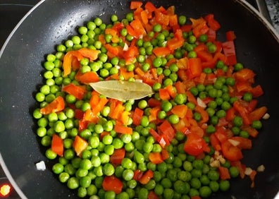 Imagen secundaria 1 - Salmón al horno con unos deliciosos guisantes