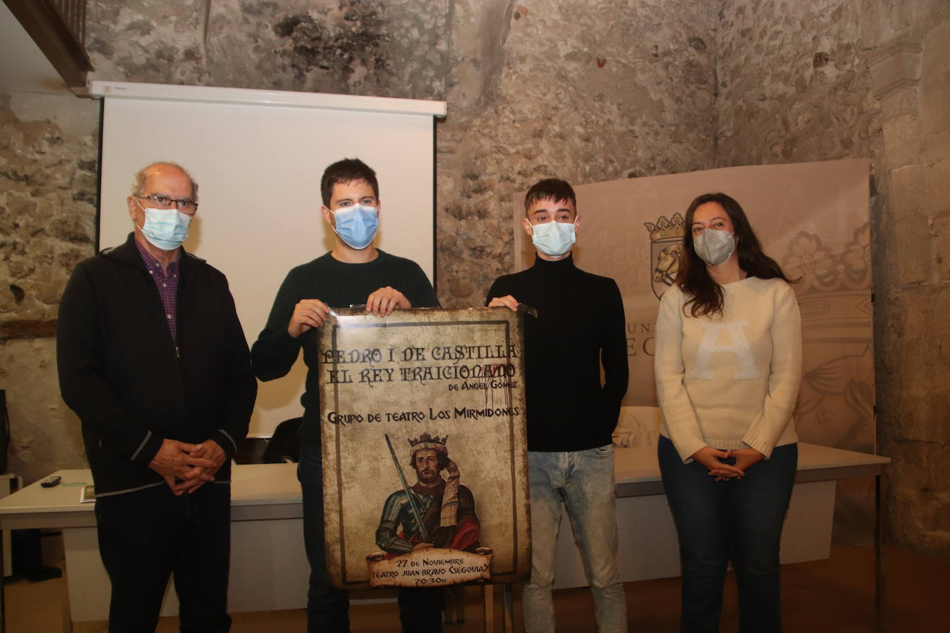 El director de la obra, junto a los dos actores que interpretan a Pedro I y a la edil de Cultura.