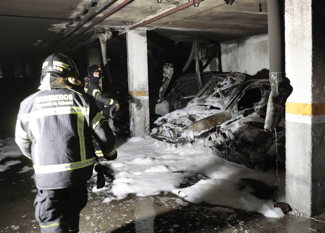 Fotos: Un incendio calcina tres coches en un garaje de Arroyo