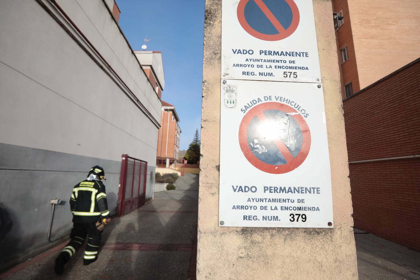 Fotos: Un incendio calcina tres coches en un garaje de Arroyo