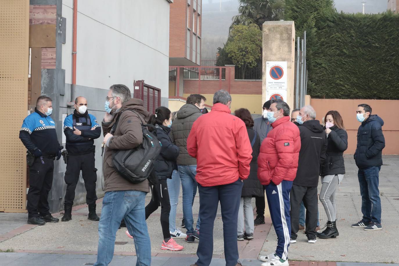 Fotos: Un incendio calcina tres coches en un garaje de Arroyo