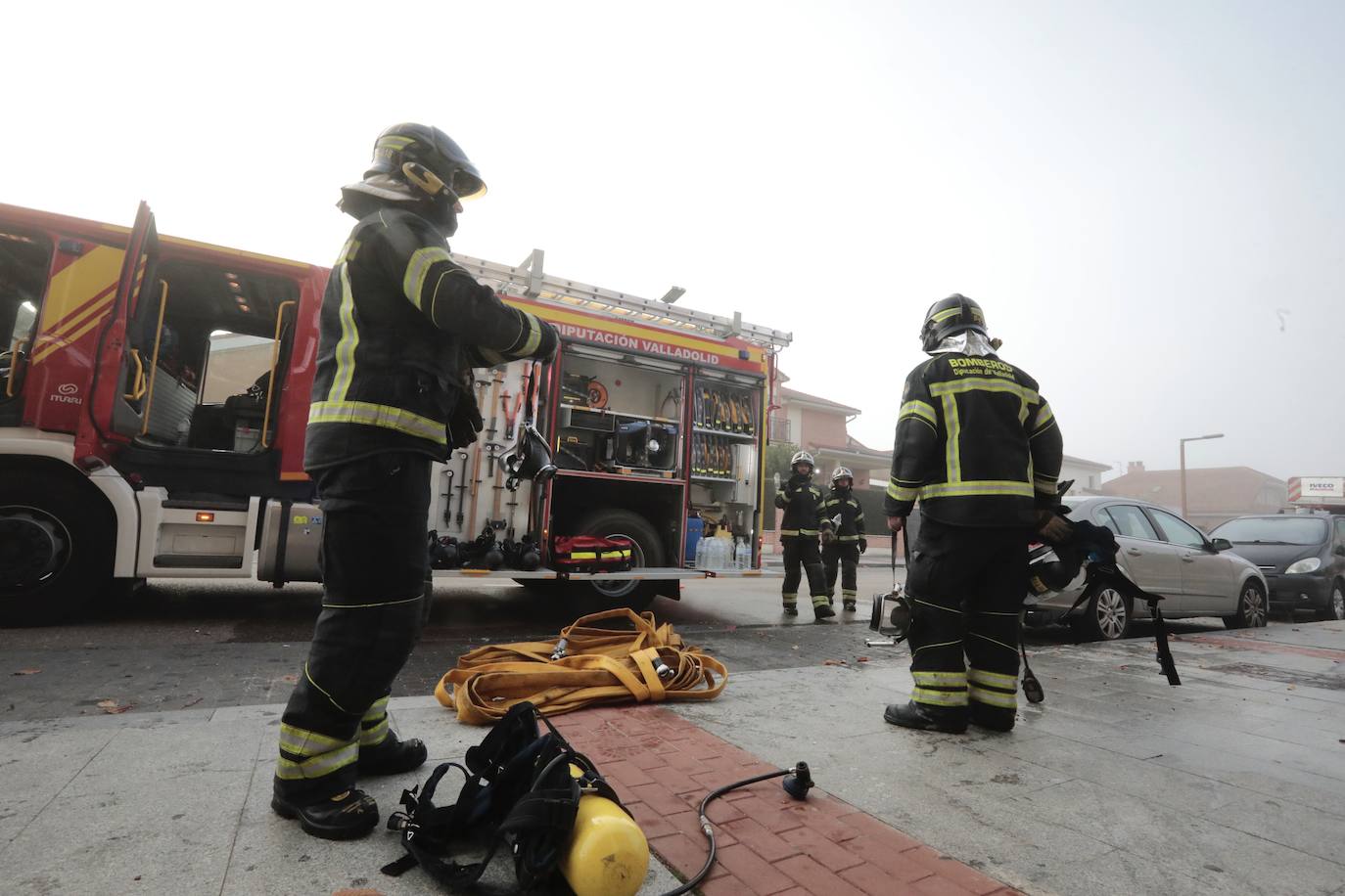 Fotos: Un incendio calcina tres coches en un garaje de Arroyo
