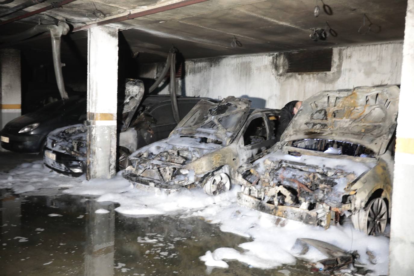 Fotos: Un incendio calcina tres coches en un garaje de Arroyo