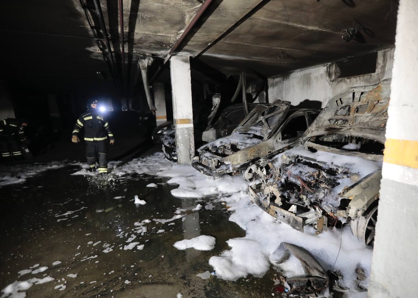 Fotos: Un incendio calcina tres coches en un garaje de Arroyo